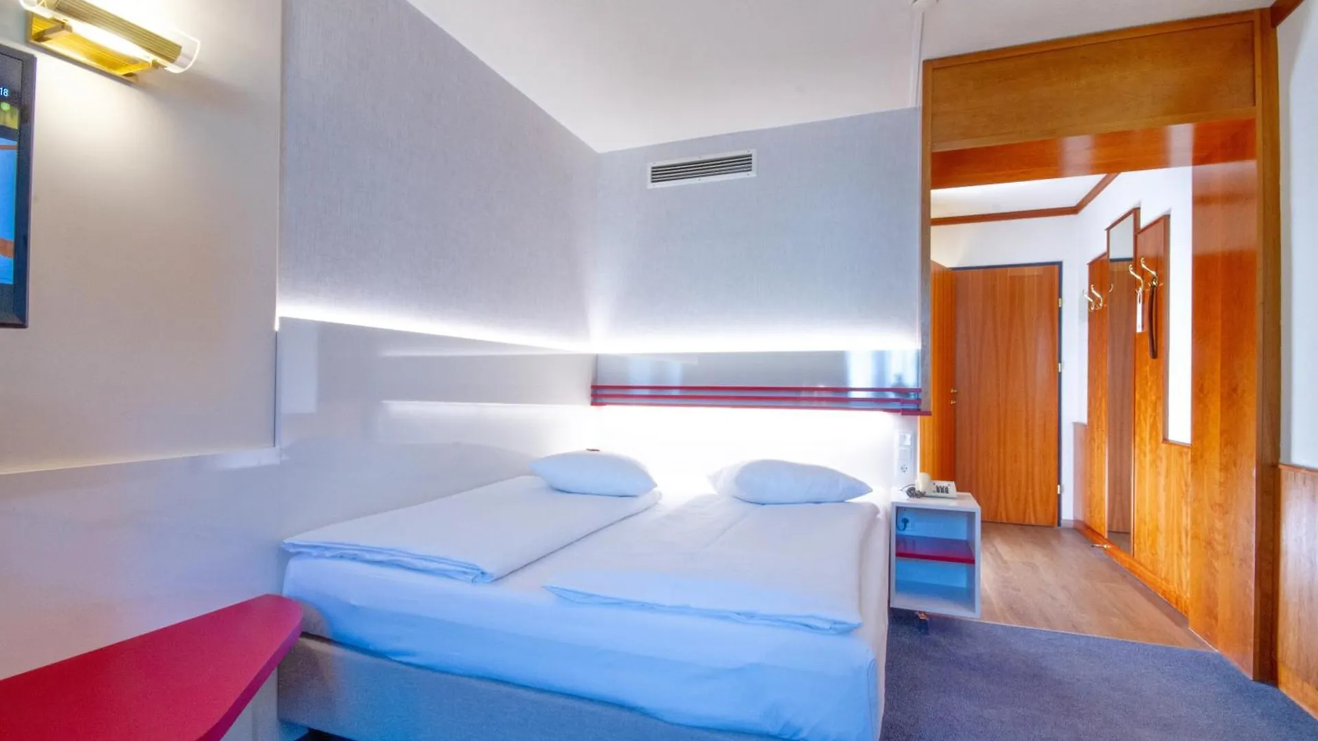 Vienna Sporthotel 4*,